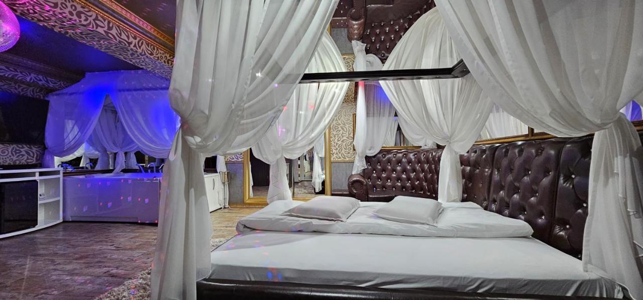 Deluxe Double Room Dancing Pole,1416742059:JPEG